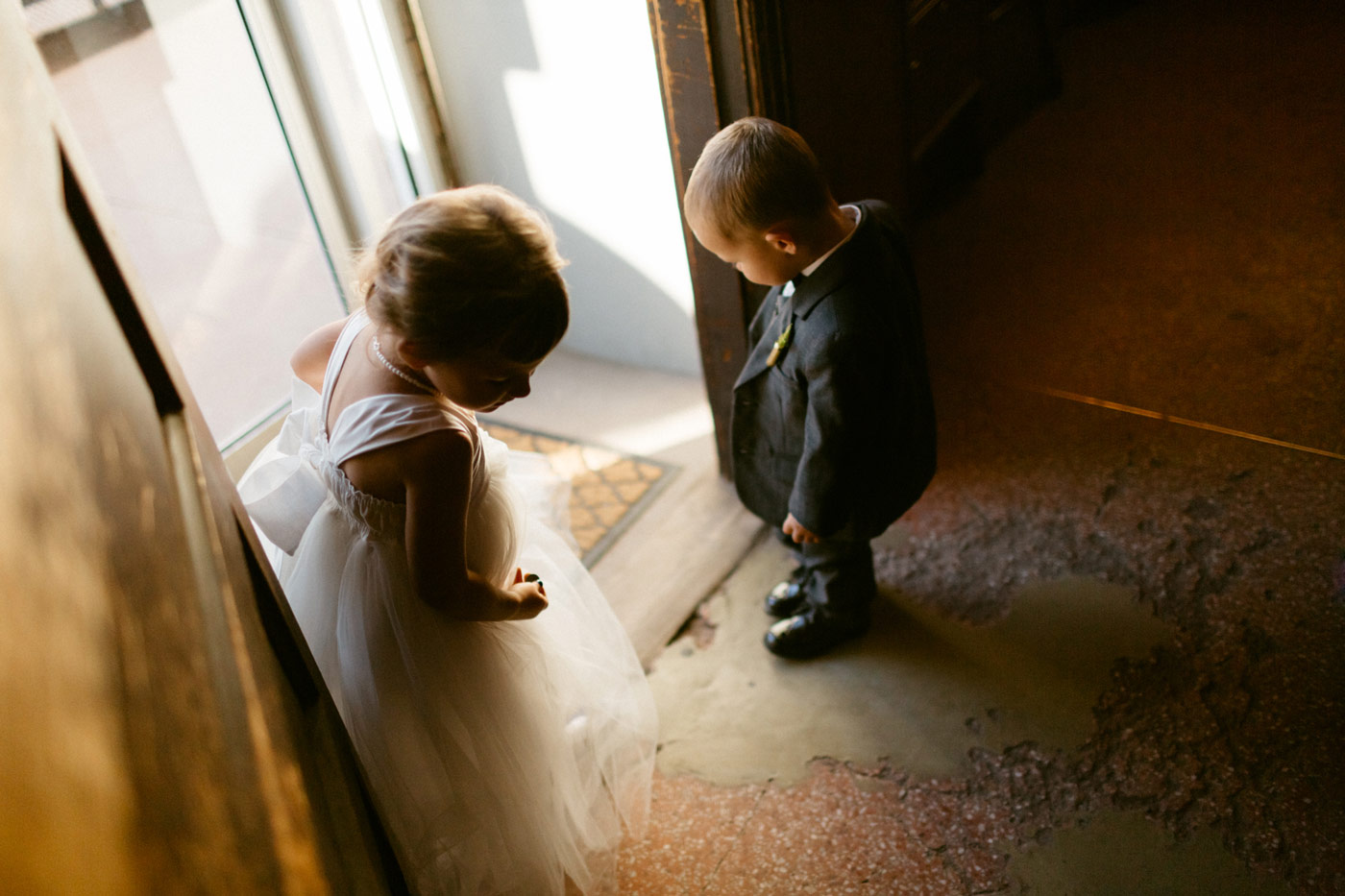 kids at wedding photojournalism