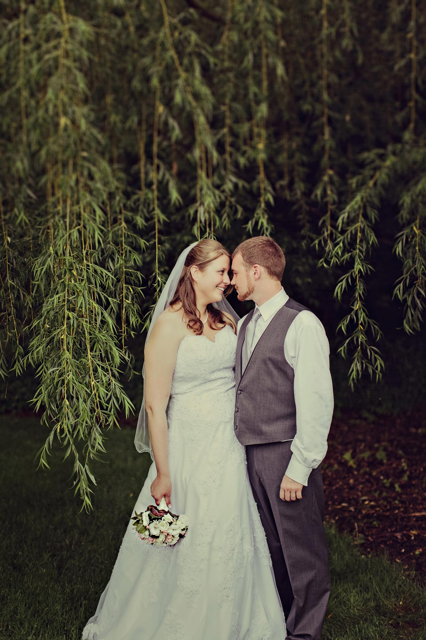 Munson Bridge Wedding in willow tree kissing couple photo james stokes