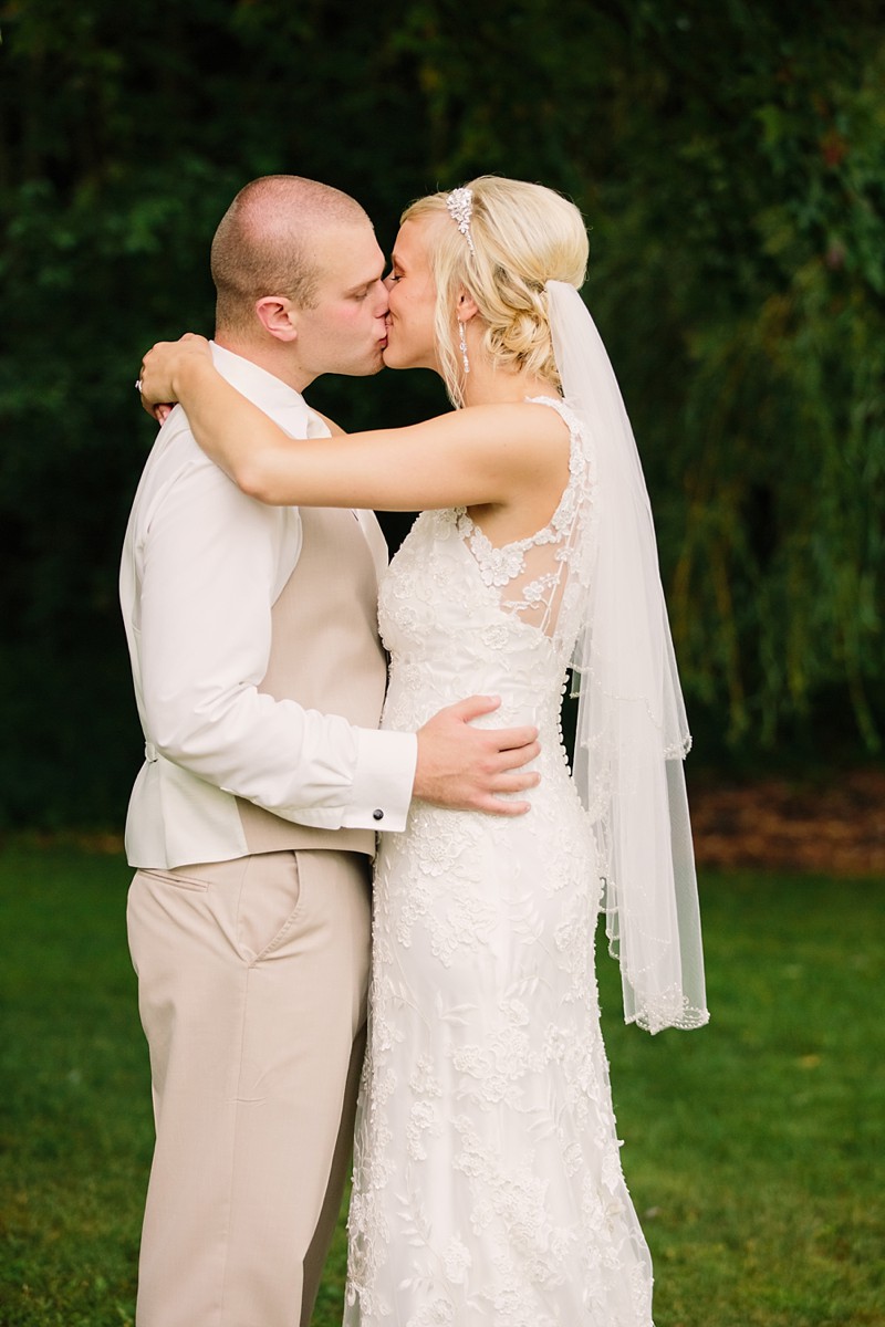 munson-bridge-winery-barn-outdoor-rustic-wisconsin-wedding-photos-037