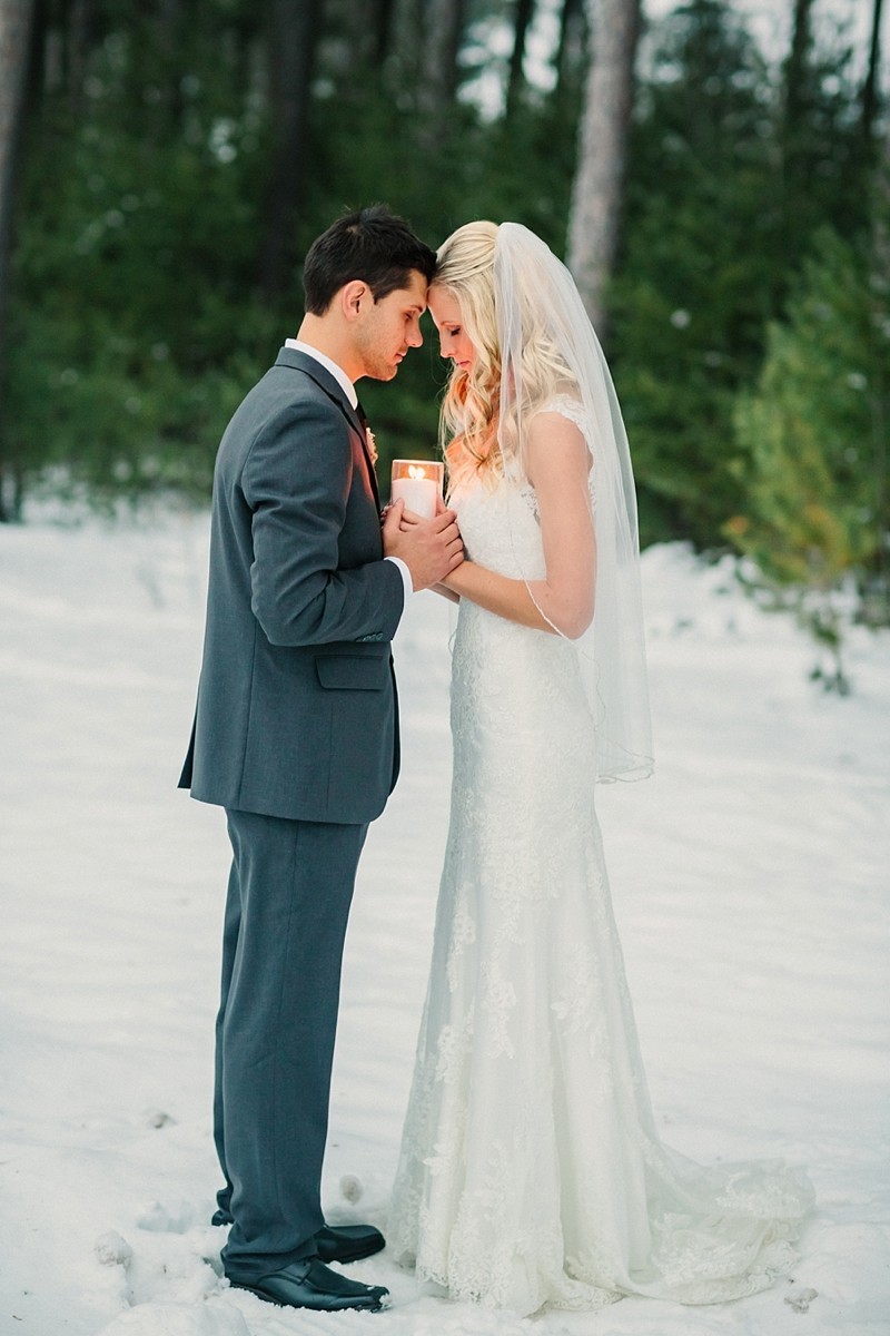 Winter Wedding Bride and Groom Outdoor Photo Ideas