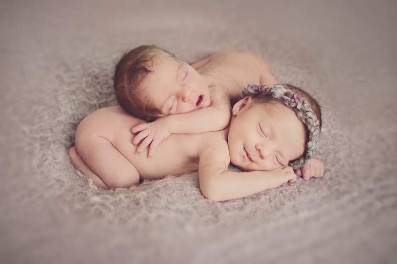 twin newborn baby posing photos