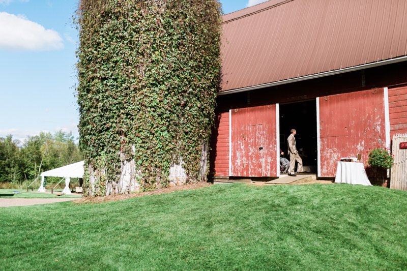 22-wisconsin-barn-wedding-munson-bridge-winery-fall