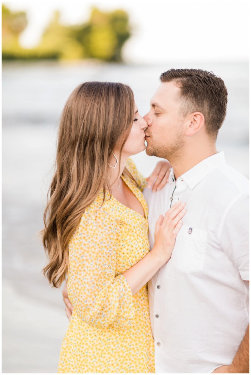 couple photo kissing